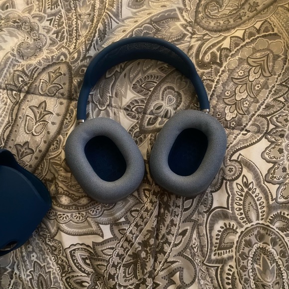 AirPod Max Headphones - Picture 2 of 3